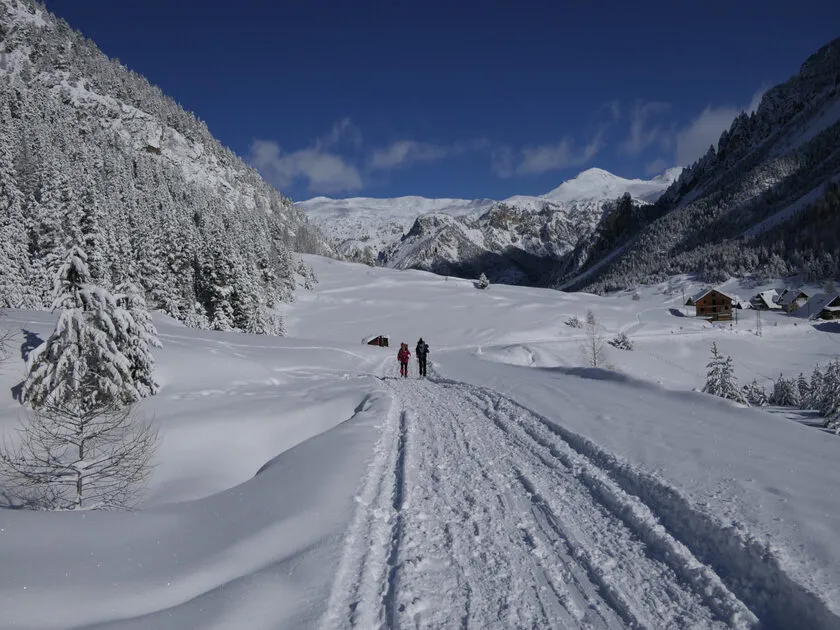 A convivial end to the year on snowshoes in Cervières - Fugues en Montagne - © Fugues en Montagne