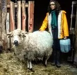 Fermière d'un soir à la Petite Ferme - © La Petite Ferme des Regains
