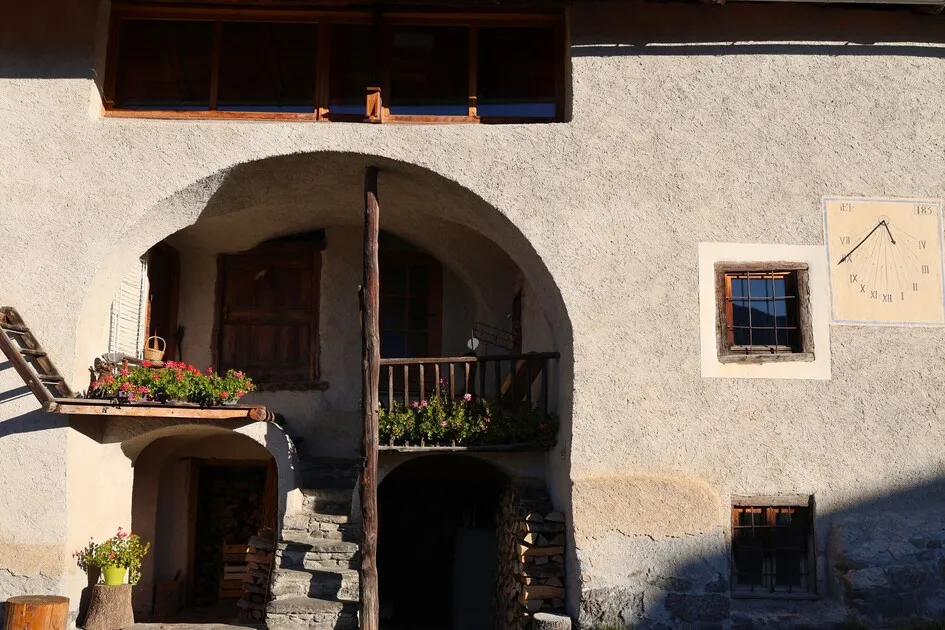 Cadran solaire dans le hameau de Puy Chalvin - © L.Chamerlat