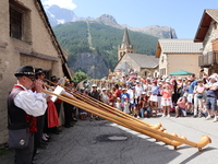 Cors des Alpes sur la place de l'Eglise - © L. Chamerlat