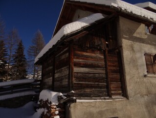 Des chapiteaux ou chapiteaux, murs en mélèze - © L'Atelier d'Histoire