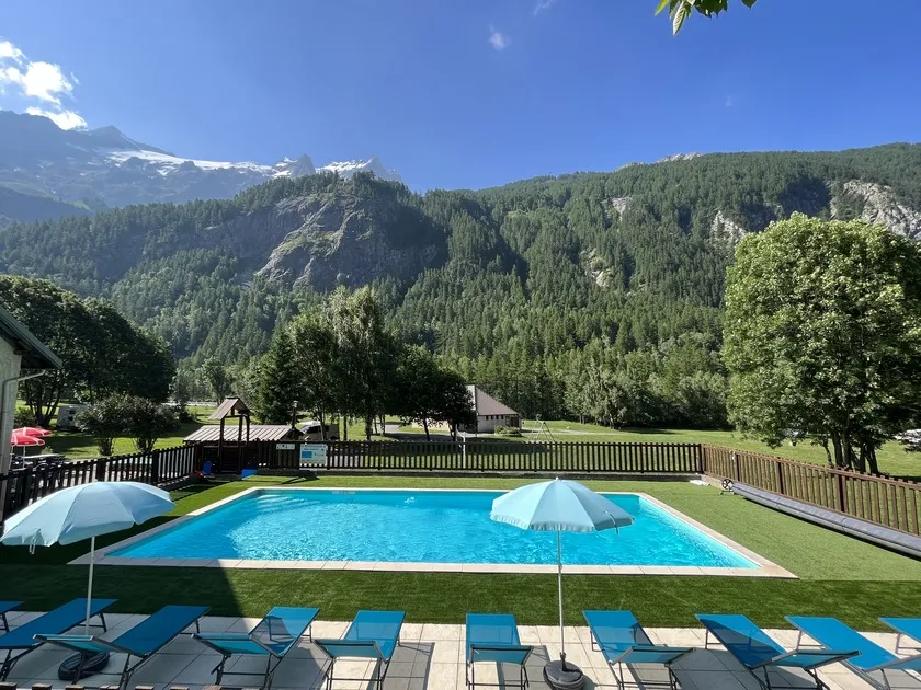 Piscine vue sur la Meije - © @lb