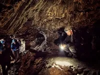 Théo guide son groupe dans les galeries médiévaux - © la Mine d'argent