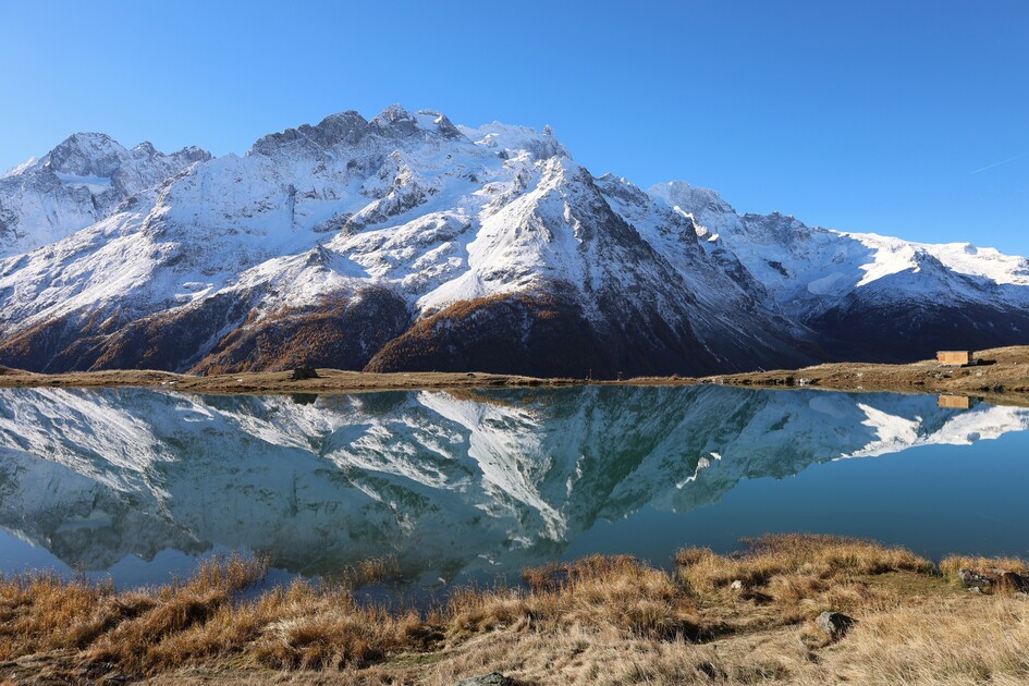 Le massif de la Meije se reflète dans le lac du Pontet - © L.Chamerlat