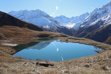Le lac du Pontet offre une vue sur les Ecrins - © L.Chamerlat