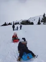 Plaisir de la glisse à la descente (ou sur le plat si Papa tire la luge) - © TheoTour