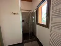 Salle de bain 1 vue douche - © Chalet Ecrin