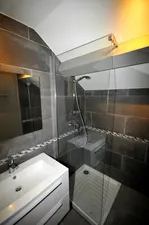 Salle de bains étage avec douche - © © Bertrand Boone