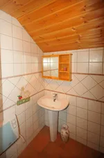 Salle de bains étage avec baignoire - © © Bertrand Boone