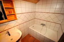 Salle de bains étage avec baignoire - © © Bertrand Boone