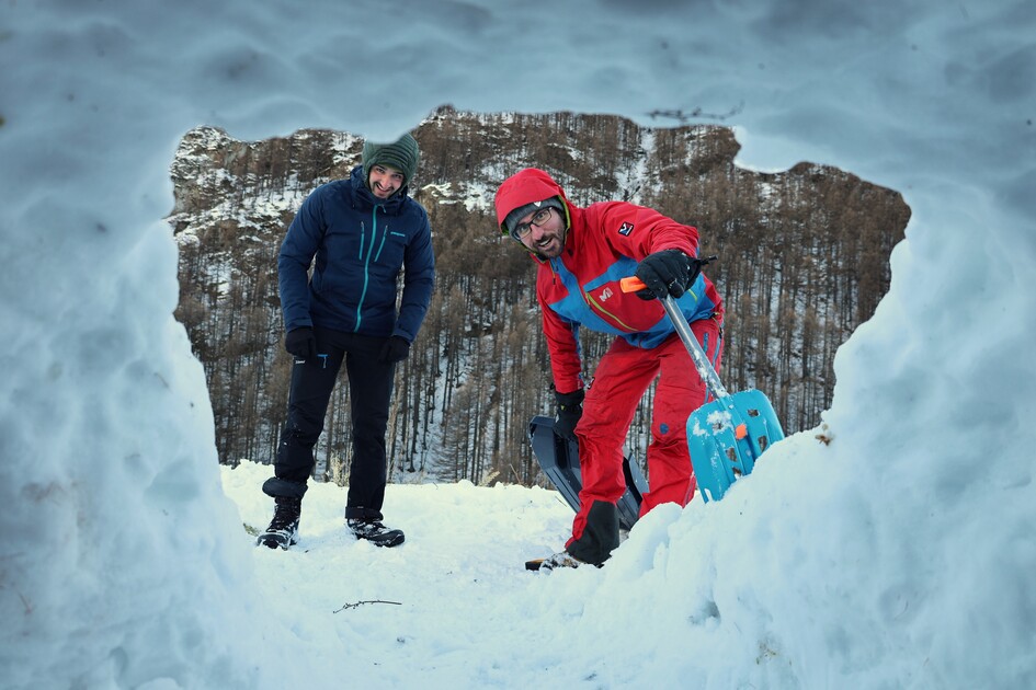 Constuction d'un igloo pour un bivouac hivernale avec Théo tour - © L.Chamerlat