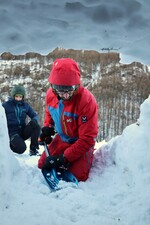 Constuction d'un igloo pour un bivouac hivernale avec Théo tour - © L.Chamerlat