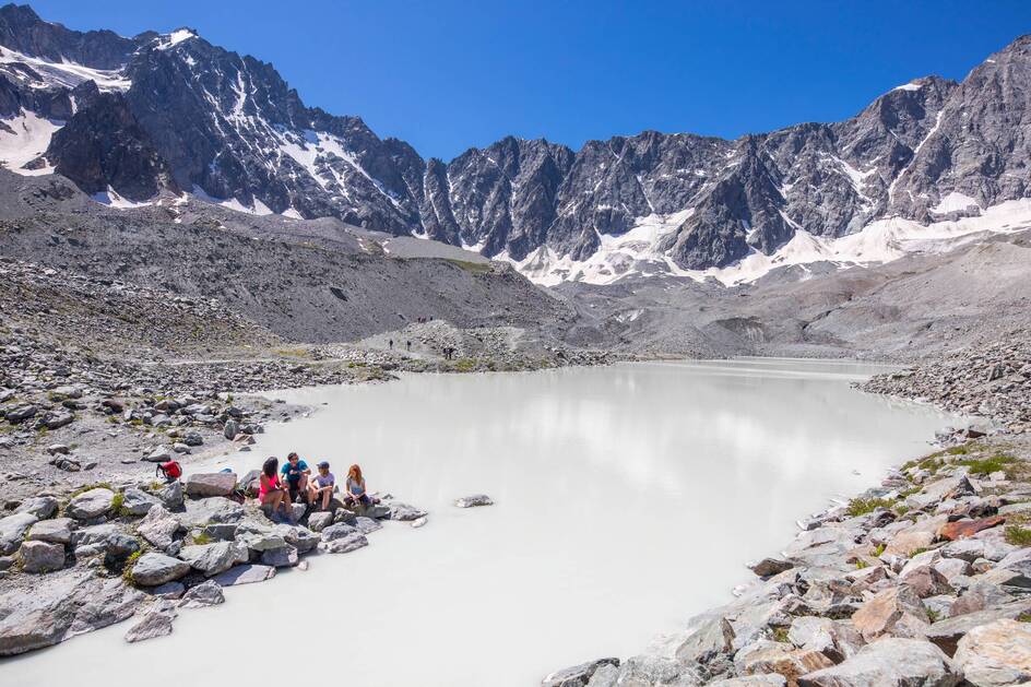 Famille au bord des lacs du glacier d'Arsine - © Thibaut Blais - Parc national des Ecrins