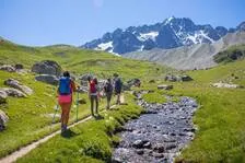 Randonneurs en direction de la montagne des Agneaux - © Thibaut Blais - PNE