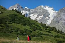 Randonneurs sur le sentier des Crevasses - © © Parc national des Ecrins - Thierry Maillet