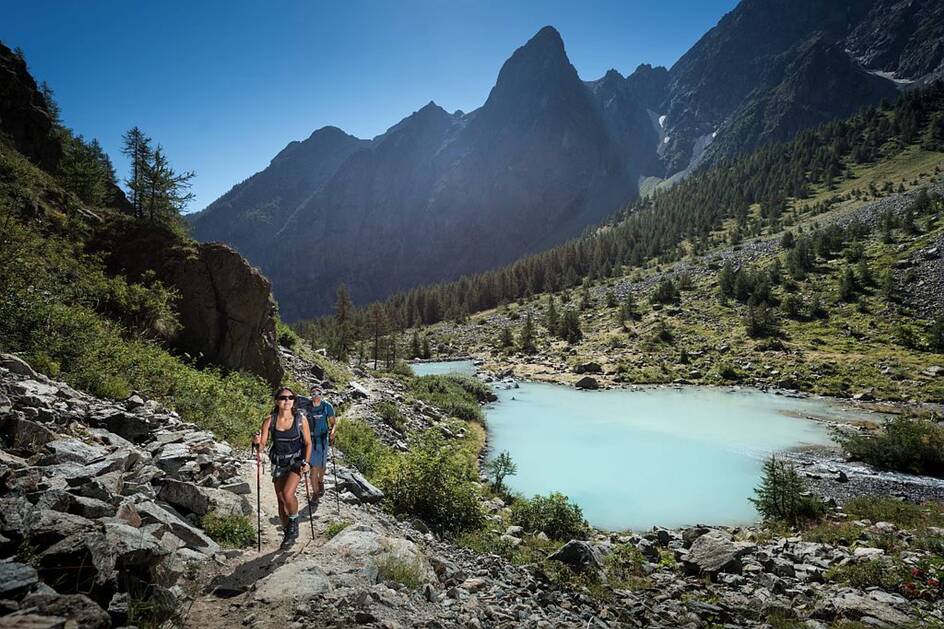 Randonneurs au lac de la Douche - © © Parc national des Ecrins - Carlos Ayesta