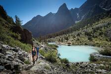 Randonneurs au lac de la Douche - © © Parc national des Ecrins - Carlos Ayesta