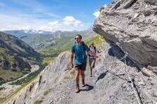Randonneurs sur le sentier des Crevasses - © Thibaut Blais - Parc national des Ecrins