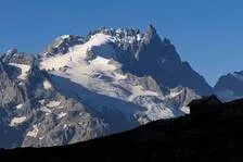 Refuge du Goléon avec la Meije en fond - © Thierry Maillet - Parc national des Ecrins