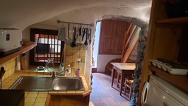 Cuisine vue sur salon, RDC location Edelweiss 3 Névache Ville Haute - © ©S.Liot