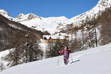Raquettes avec en toile de fond le hameau des Combes - © S.Morattel
