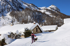 Raquettes dans le hameau des Combes - © S.Morattel