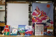 De nombreux livres pour enfants à la bibliothèque de la Grave - © L.Chamerlat