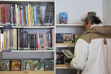 La bibliothèque de Villar d'Arène détient un espace vidéothèque - © L.Chamerlat