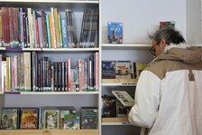 La bibliothèque de Villar d'Arène détient un espace vidéothèque - © L.Chamerlat
