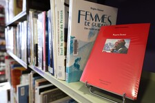 La bibliothèque de Villar d'Arène dédie un rayon aux auteurs locaux et aux livres sur le territoire - © L.Chamerlat