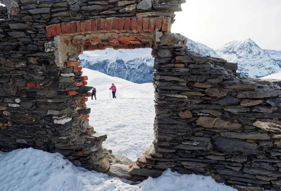 Ruines à proximité du col - © M.Ducroux