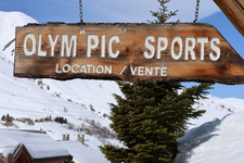 Olym'pic sports, magasin de location de ski situé au pied de la station du Chazelet - © L.Chamerlat