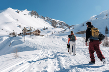 Col d'Izoard en hiver : Arrivée au refuge Napoléon - © T.Poinas / Galimey Studio