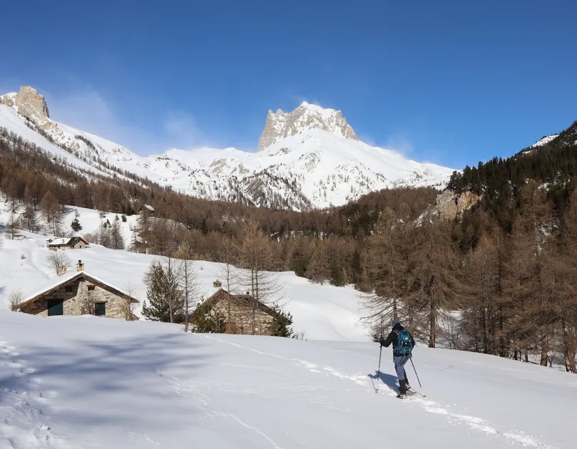Arrivée en raquettes aux granges de la vallée étroite - © S.MORATTEL