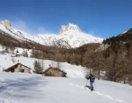 Arrivée en raquettes aux granges de la vallée étroite - © S.MORATTEL