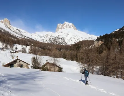 Les granges de la Vallée Étroite en raquettes : accès aux refuges I Re Magi et Terzo Alpini