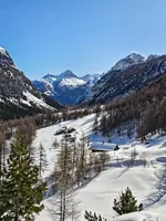 Les granges de la vallée étroite en hiver - © S.MORATTEL
