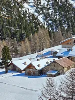 Granges de la vallée étroite et neige - © S.MORATTEL