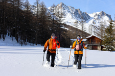 Raquettes devant un chalet en haute clarée - © L.Chamerlat