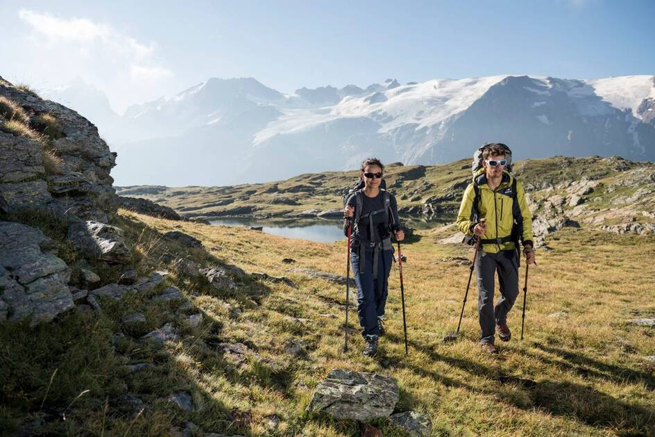 Randonneurs au Lac Noir - Plateau d'emparis, devant la Meije - © © Parc national des Ecrins - Carlos Ayesta
