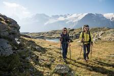 Randonneurs au Lac Noir - Plateau d'emparis, devant la Meije - © © Parc national des Ecrins - Carlos Ayesta