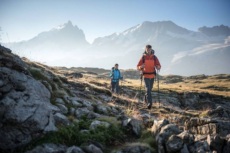 Randonneurs sur le plateau d'Emparis - © © Parc national des Écrins - Carlos Ayesta