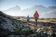 Randonneurs sur le plateau d'Emparis - © © Parc national des Écrins - Carlos Ayesta