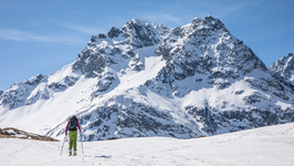 Ski touring towards the Alpe and Chamoissière refuges - © T.Blais
