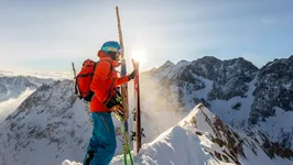 Skieur de randonnée sur le point culminant - © T.Blais