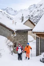 Snowshoeing through Villar d'Arène - © Thibaut Blais