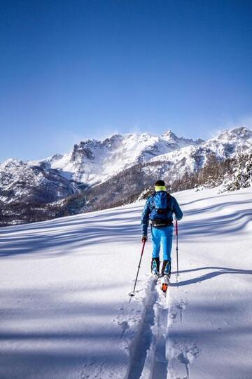 Skieur à la montée en direction des crêtes - © OT Serre Chevalier Briançon