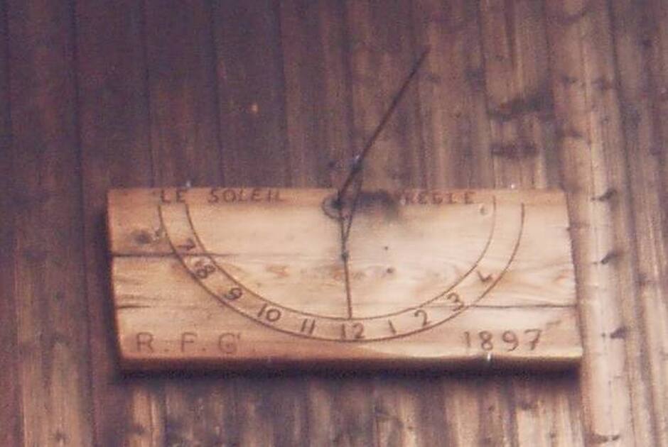 Cadran de bois au Laus de Cervières - © OTHV