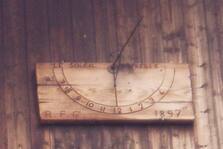 Cadran de bois au Laus de Cervières - © OTHV