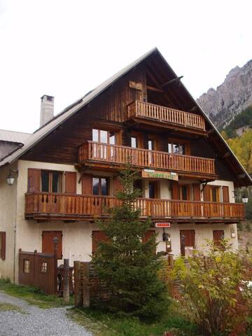 Cadran de bois Auberge de l'Arpelin - © OTHV